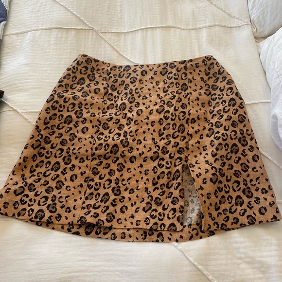 Reformation size 4 mini cheetah print skirt - Picture 2 of 4